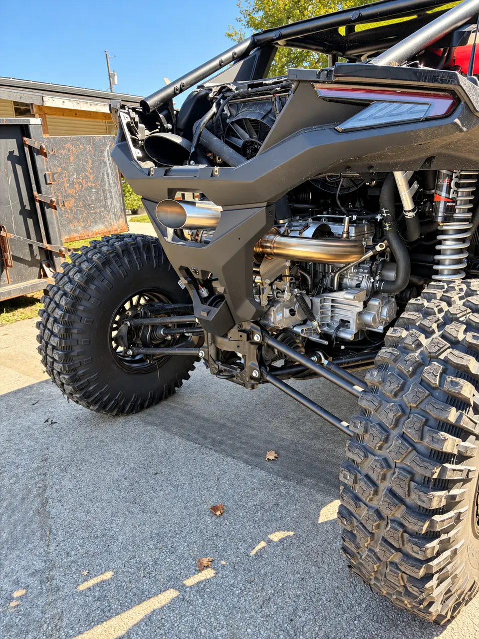 Stand out from every angle. This rear-side view shows the JKBuilt RECOIL’s polished pipework alongside the suspension, adding a distinctive custom look to the build.
